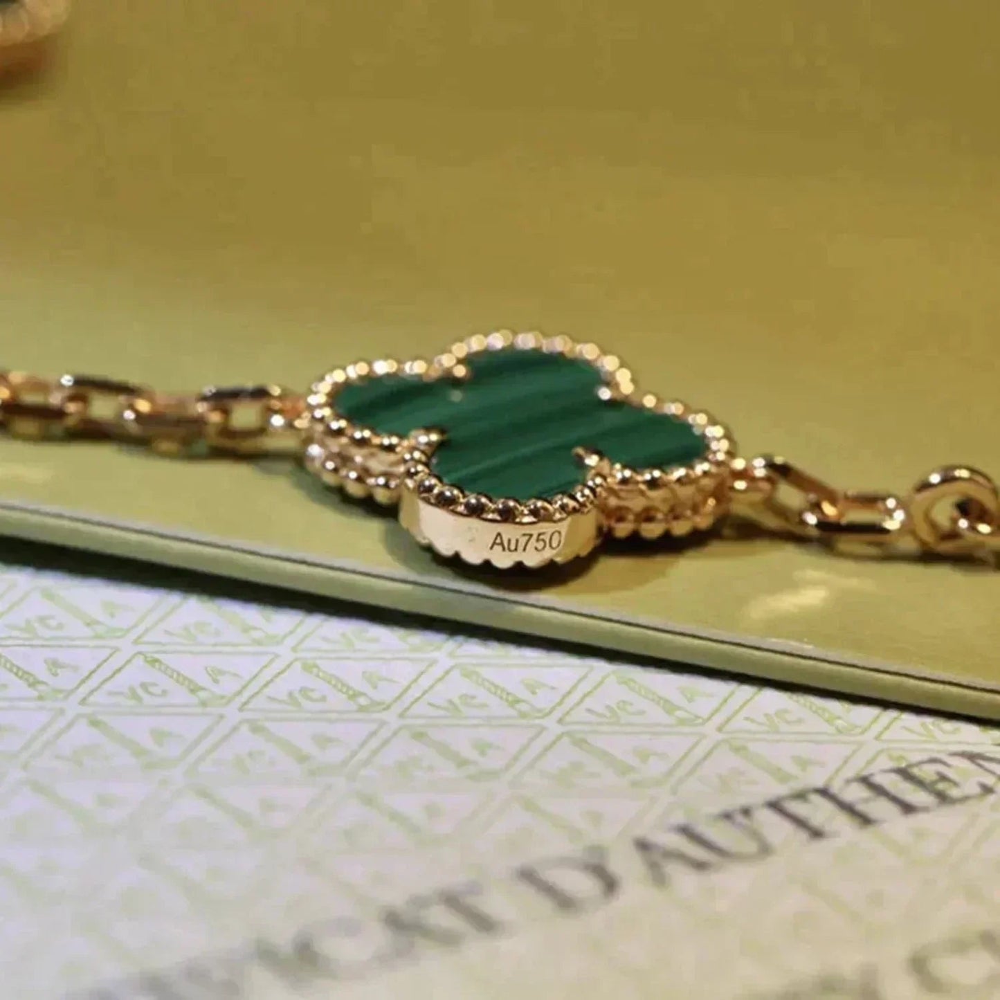 Kleeblatt-Armband mit fünf Motiven – Grün