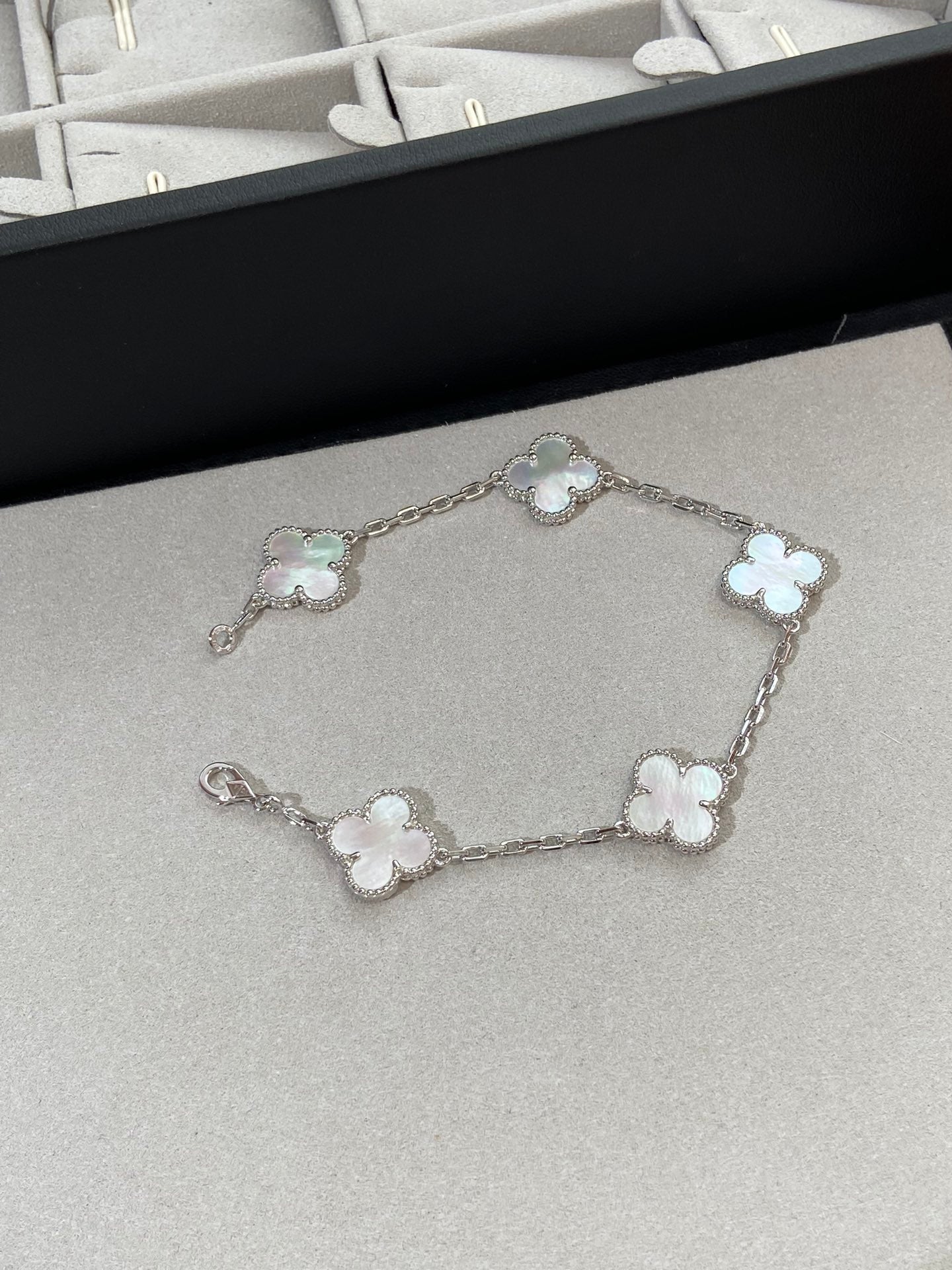 Kleeblatt-Fünf-Motivarmband – Weißes Silber