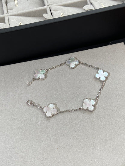 Kleeblatt-Fünf-Motivarmband – Weißes Silber