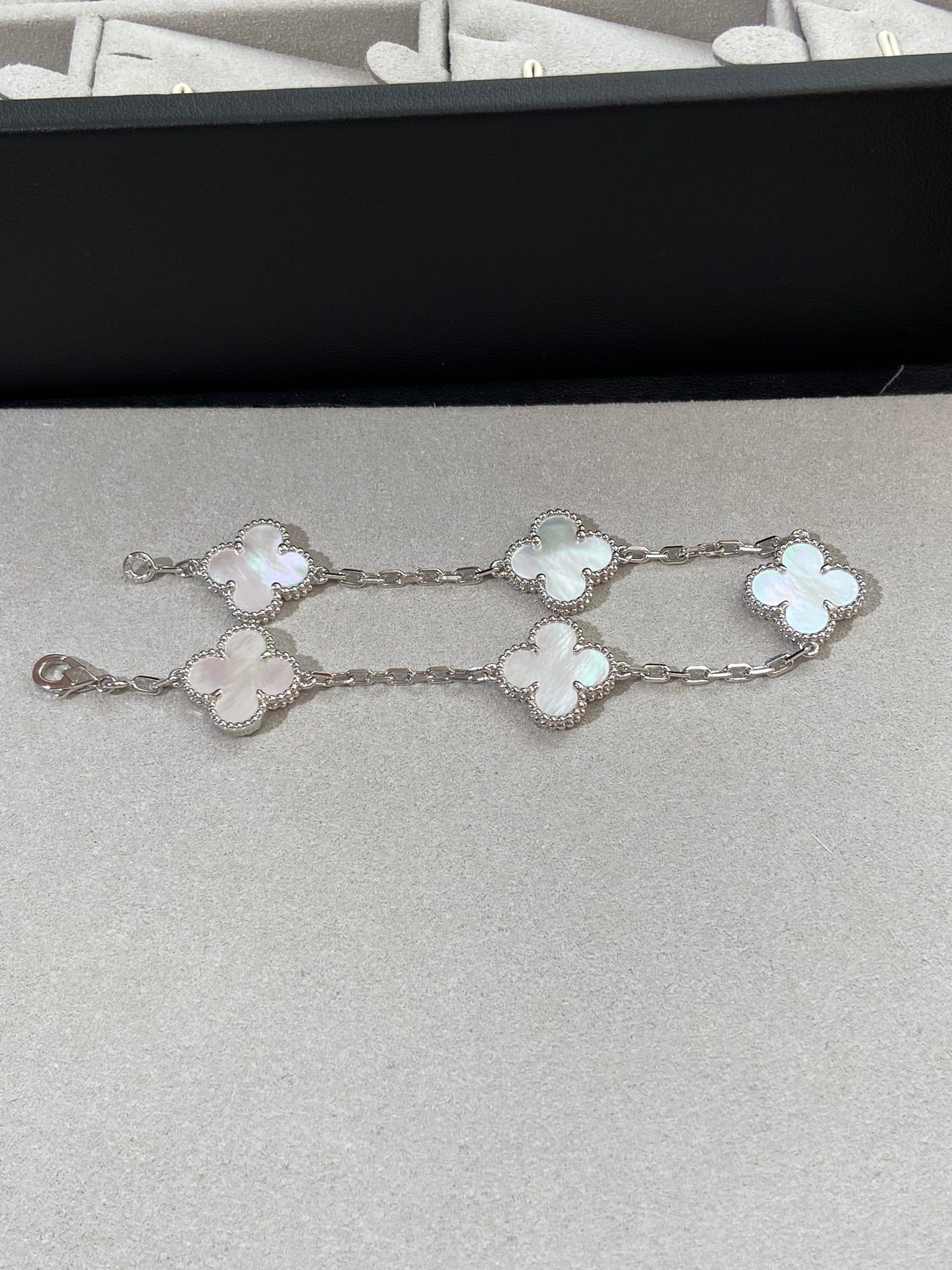 Kleeblatt-Fünf-Motivarmband – Weißes Silber