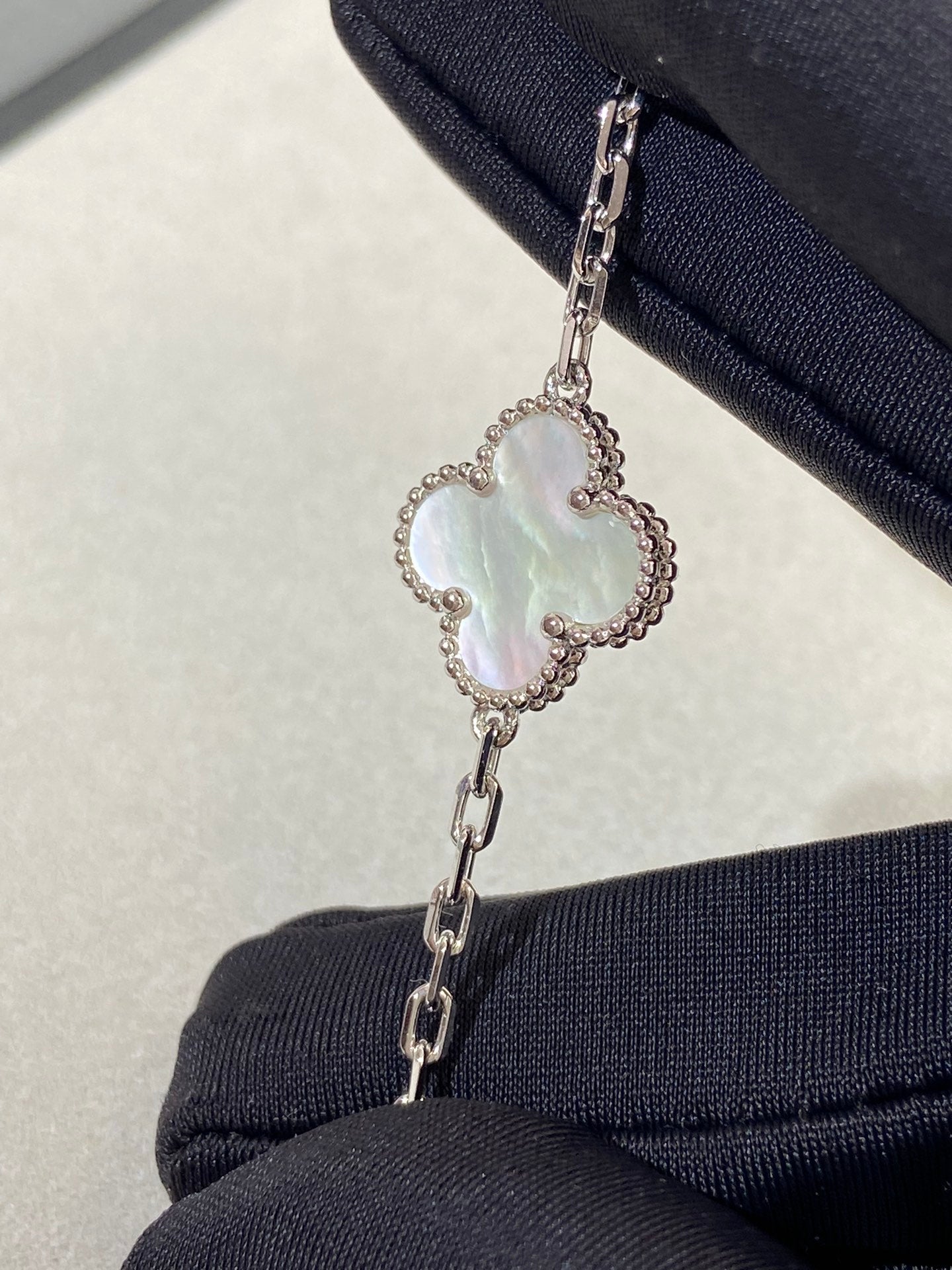Kleeblatt-Fünf-Motivarmband – Weißes Silber