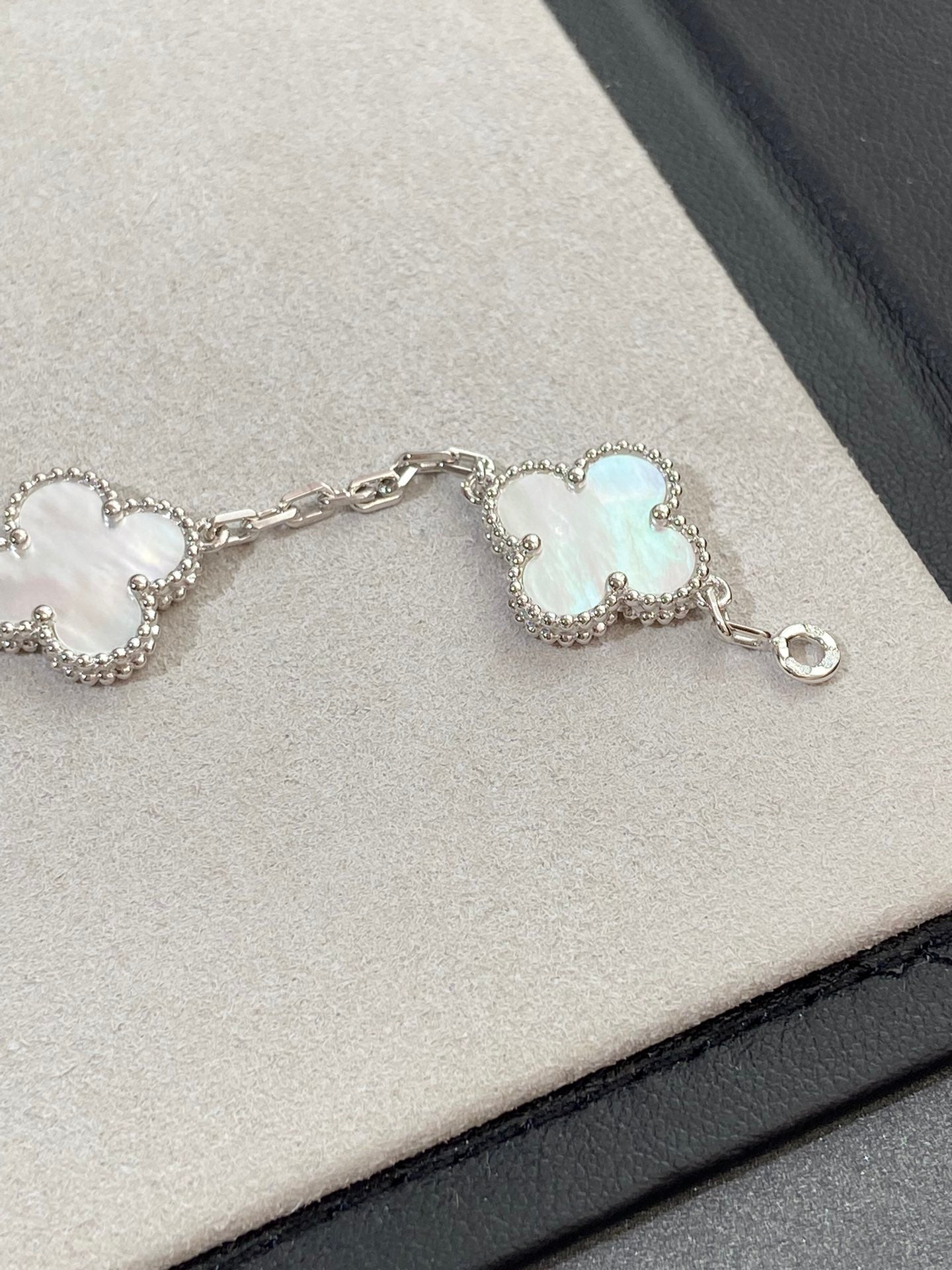 Kleeblatt-Fünf-Motivarmband – Weißes Silber