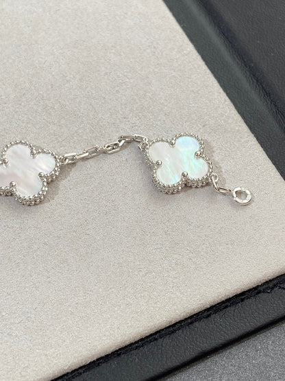 Kleeblatt-Fünf-Motivarmband – Weißes Silber