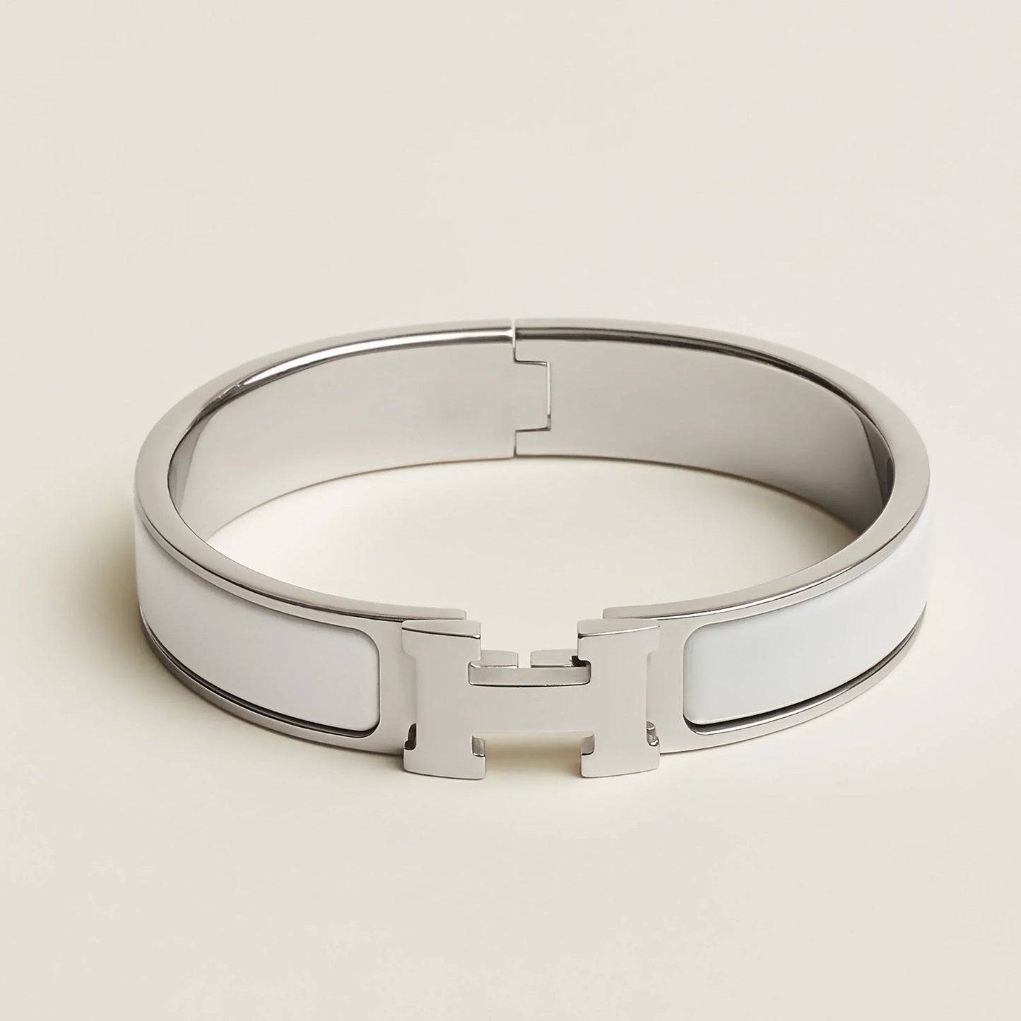 Klassisches H Armreif-Armband – Weißsilber